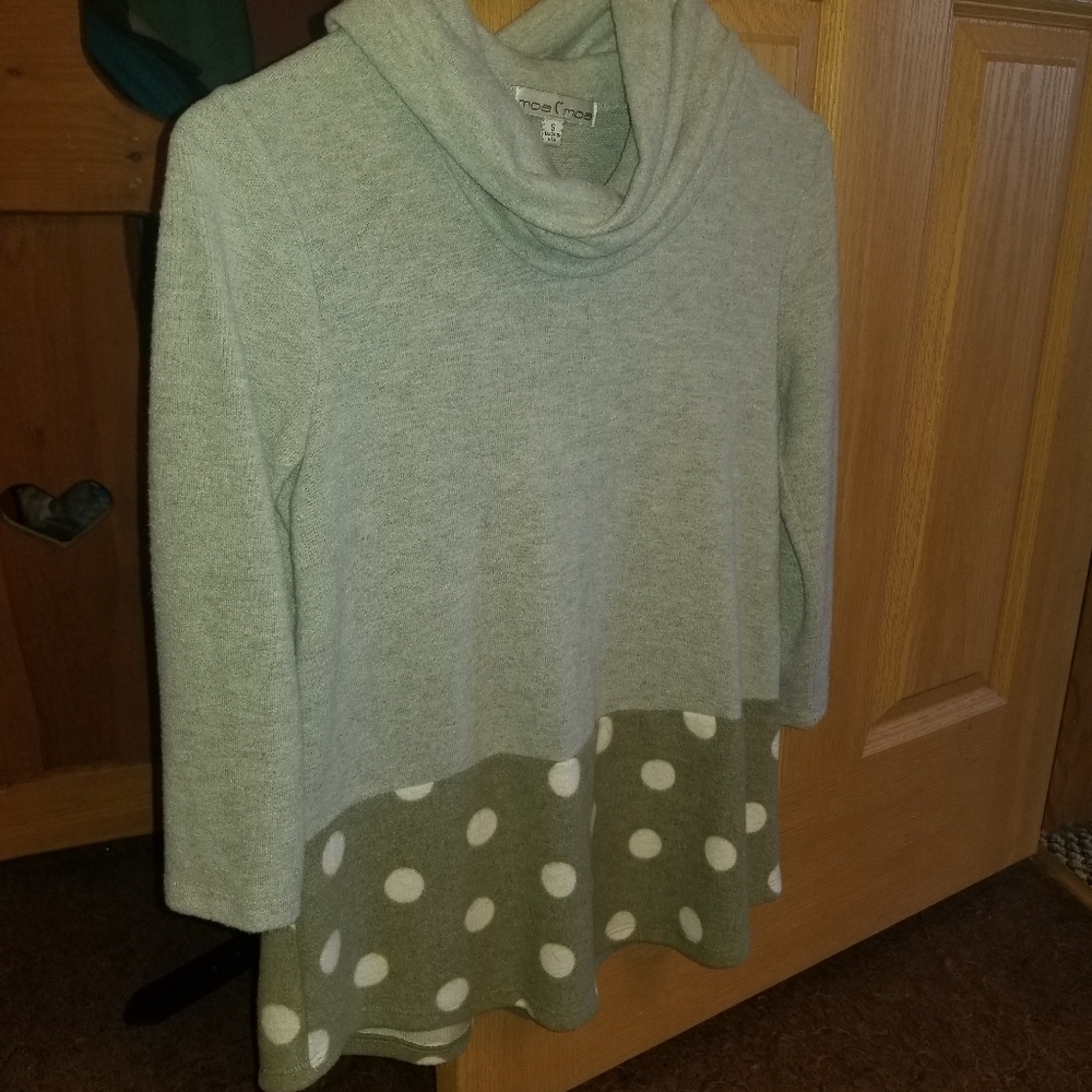 Quarter length sleeve shirt.